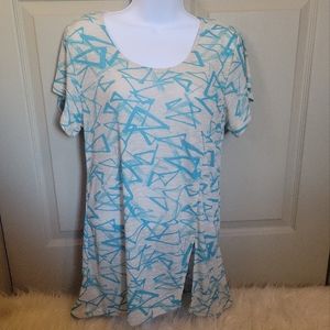🌻NWT Geometric Print Asymmetrical Cut Short Sleeve Top